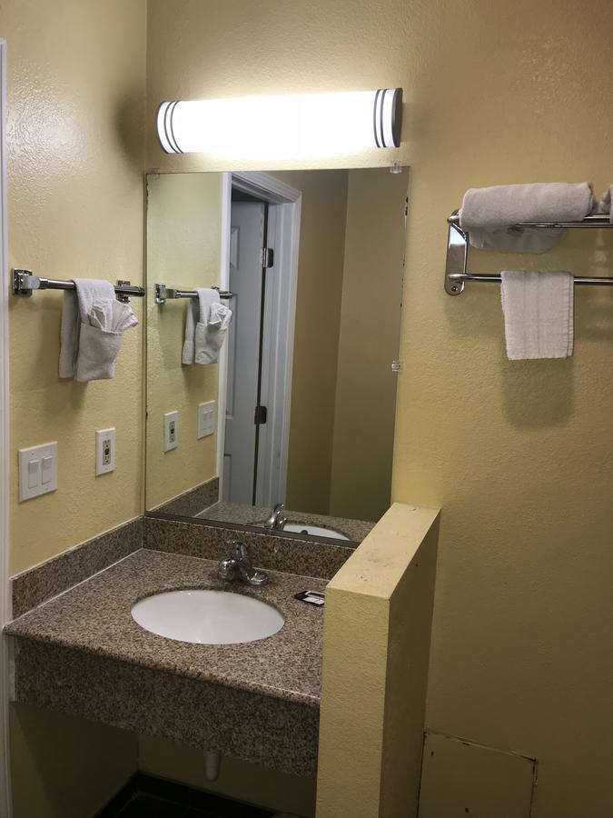 Colony Inn Motel Белфлауър Екстериор снимка
